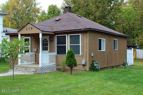 219 Plainwell St, Plainwell, MI 49080-1748