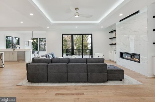 1422 Mayflower Dr, Mc Lean VA 22101-5615 exterior