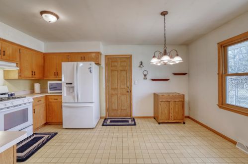 6548 Cloverleaf Ln, Milwaukee, WI 53223-1222