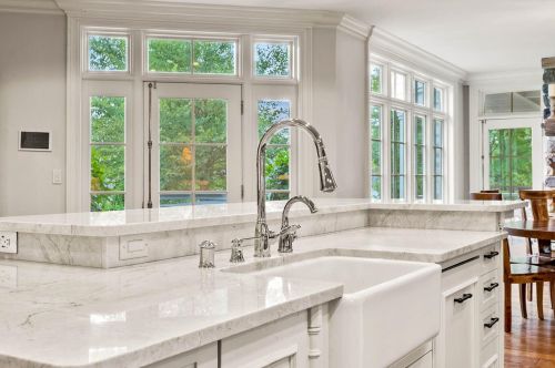 9303 Vly Hl Rd, Milwaukee WI 53217-1039 exterior