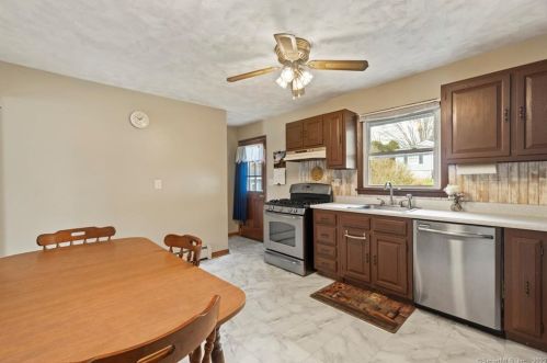 25 Pne St, Derby CT 06418-2333 exterior