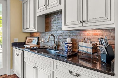 1647 Riverside Dr, Gainesville GA 30501-1837 exterior