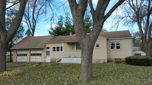 209 Schryver Ave, Bull Valley, IL 60098-3813