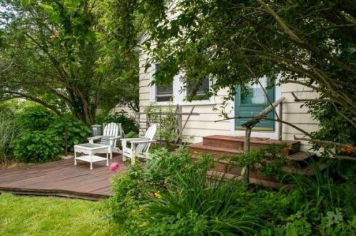 29 Warren Ave, Middletown, RI 02842-5834