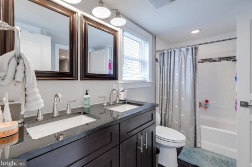 925 Lawrence St, Philadelphia PA 19122-3721 exterior