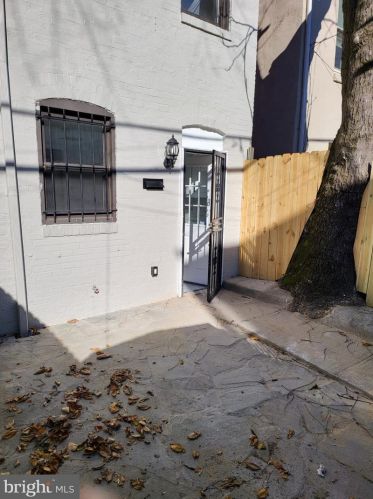 1335 Emerald St, Washington DC 20002-5432 exterior