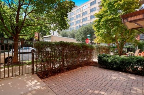 648 Oak St, Chicago IL  60610-7298 exterior