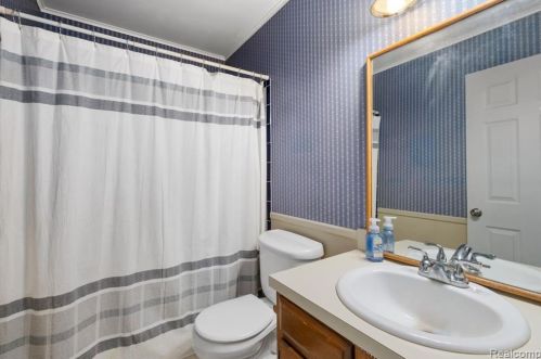 405 Rockwell St, Fenton MI 48430-2341 exterior