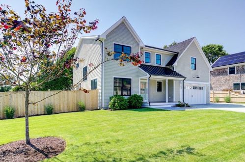 81 Allston Ave, Middletown, RI 02842-5803