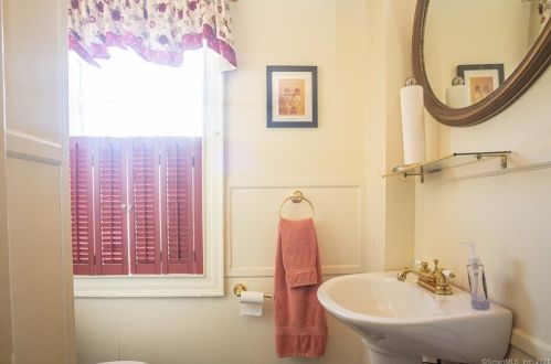 340 Lincoln St, New Britain CT 06052-1640 exterior