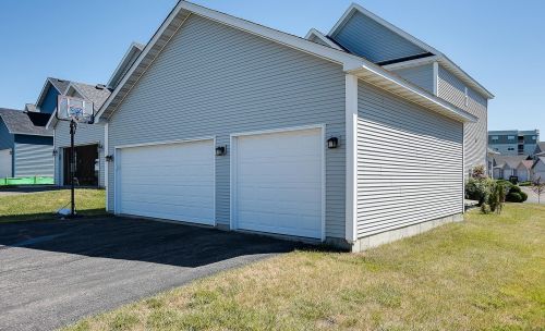 2902 Mark Twain Dr, Chaska MN  55318-1752 exterior