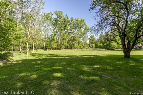 1300 Grandview Dr, Rochester MI 48306-4038 exterior