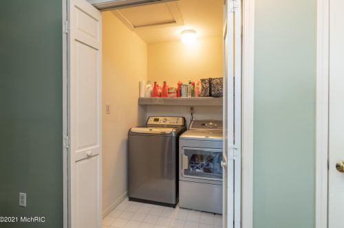 1360 Crooked Lk Dr, Kalamazoo MI 49009-8950 exterior