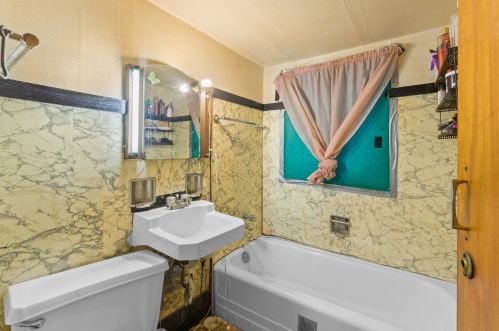 7733 Hamilton Ave, Chicago IL 60618-3917 exterior