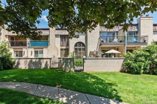 1201 Oakwood Ct, Rochester MI 48307-2539 exterior