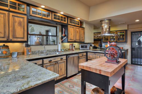 1021 Msn Twin Buttes Rd, Green Valley AZ 85622-8320 exterior