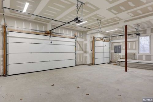 69 Grandview Ave, Upper Saddle River NJ 07458-2127 exterior