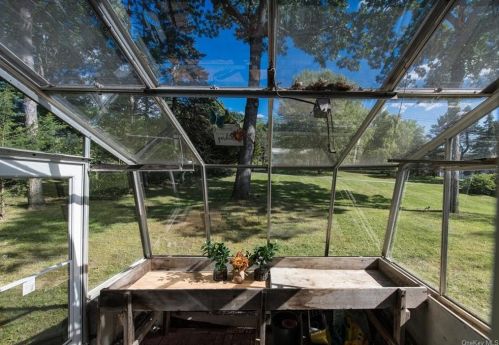 19 Mnr Dr, Poughkeepsie NY 12603-3712 exterior