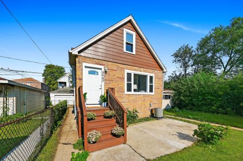 8642 Kingston Ave, Chicago IL  60617-2439 exterior