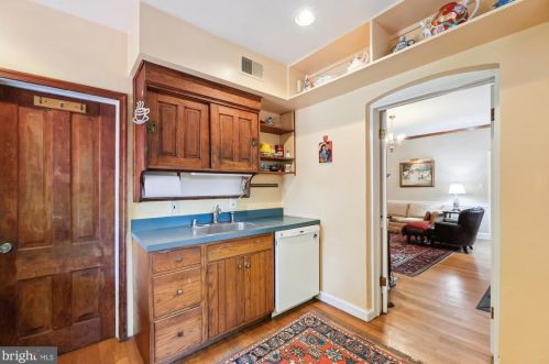 311 5 St, Washington DC 20003-1104 exterior