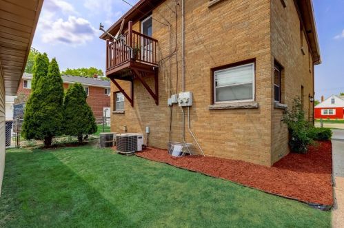 6119 Lincoln Ave, Milwaukee, WI 53219-2155