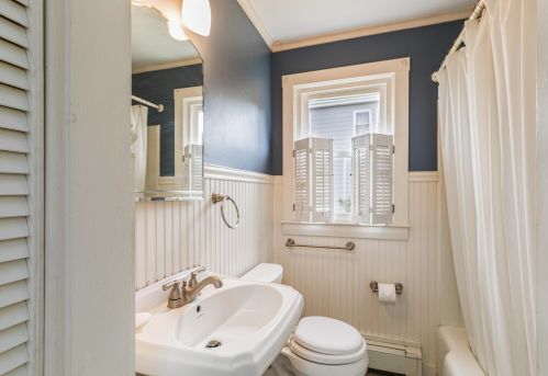 90 Grv St, Dover NH 03820-2958 exterior