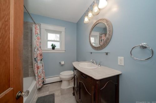 6 Harris St, Enfield CT 06082 exterior