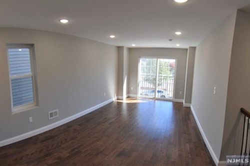 225 9 St, Newark NJ 07107-1907 exterior