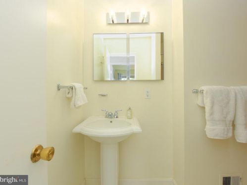 1302 Commonwealth Ave, Alexandria VA 22301-2021 exterior