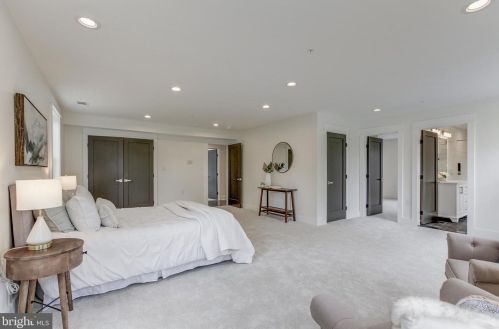 907 Gilbert Rd, Rockville MD  20851-1315 exterior