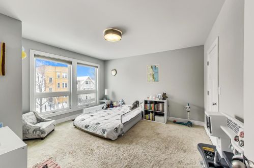 3131 Spaulding Ave, Chicago IL 60618-6804 exterior