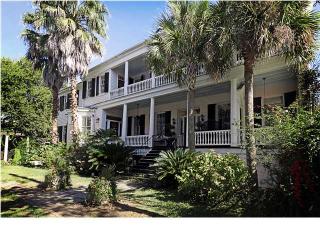156 Wentworth St, Charleston, SC 29401-1732