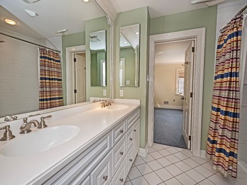 1100 Shady Ave, Pittsburgh PA  15232-2810 exterior