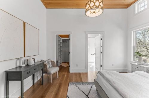 166 Ruggles Ave, Middletown RI 02840-4351 exterior