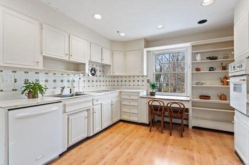 181 Long Lots Rd, Westport CT 06880-3826 exterior