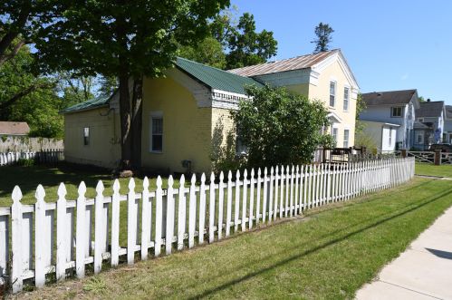 514 Kalamazoo St, Paw Paw MI 49079-1130 exterior