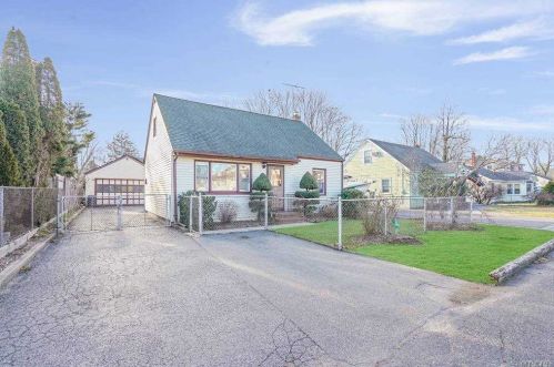 17 Caldwell St, Huntington Station, NY 11746-1804