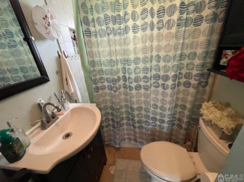 4 Columbus Ave, Edison NJ 08817-5240 exterior