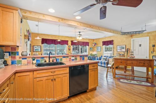 142 Beechwood Dr, Red Bank NJ 07702 exterior