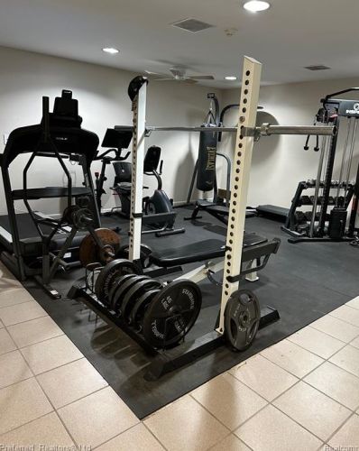 43100 12 Oaks Crescent Dr, Novi MI  48377-3405 exterior