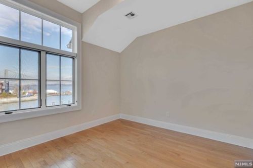 23 Moorings Ln, Edgewater NJ  07020-4300 exterior