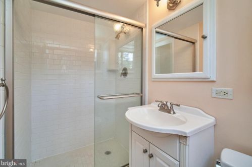 1816 Baldwin Dr, Mc Lean VA 22101-5051 exterior