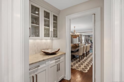 19 Pequot Trl, Westport CT 06880-2929 exterior