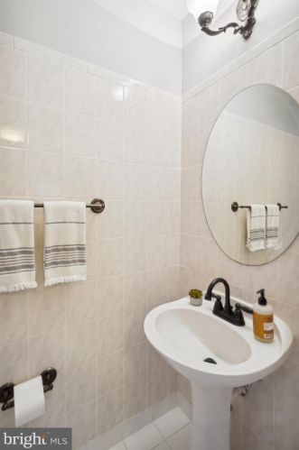 6607 Kelsey Pt Cir, Alexandria VA 22315-5528 exterior