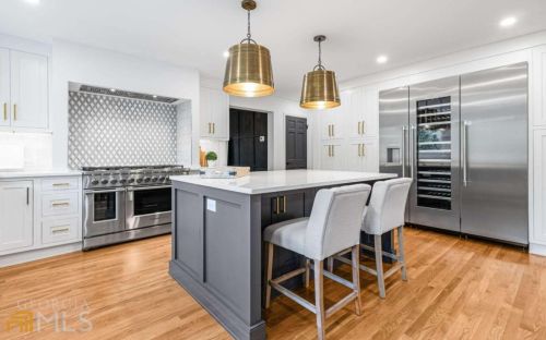 6160 Heards Creek Dr, Atlanta GA  30328-3635 exterior