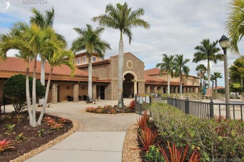 10092 Oak Tree Cir, Fort Pierce FL 34987-2454 exterior