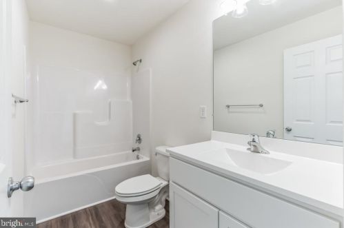 1010 West Ave, New Castle DE 19720-6233 exterior