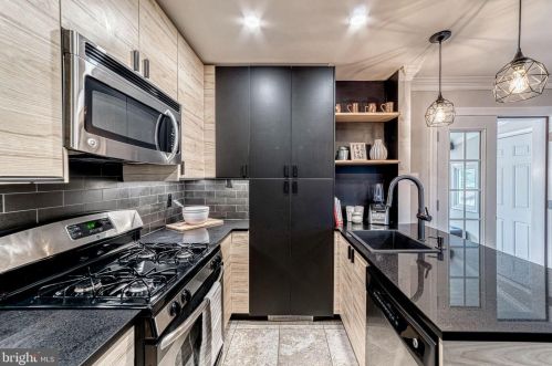 5637 Fenwick Dr, Alexandria VA 22303-1524 exterior