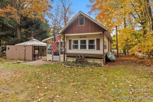 7887 Wisconsin St, Shelby, MI 49455-9582