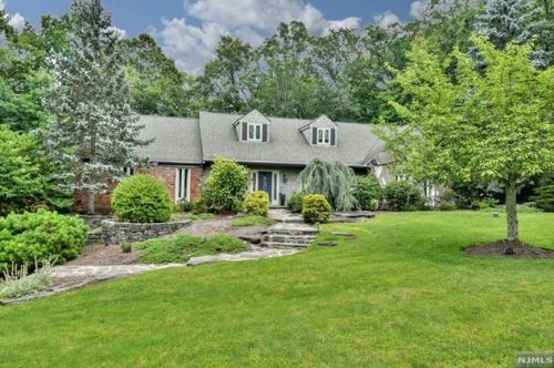 15 Aldbury Dr, Upper Saddle River, NJ 07458-2103